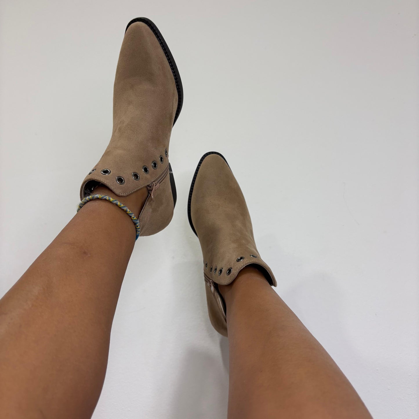 Botas Beige con Tachuelas – Caña Baja y Tacón Bajo
