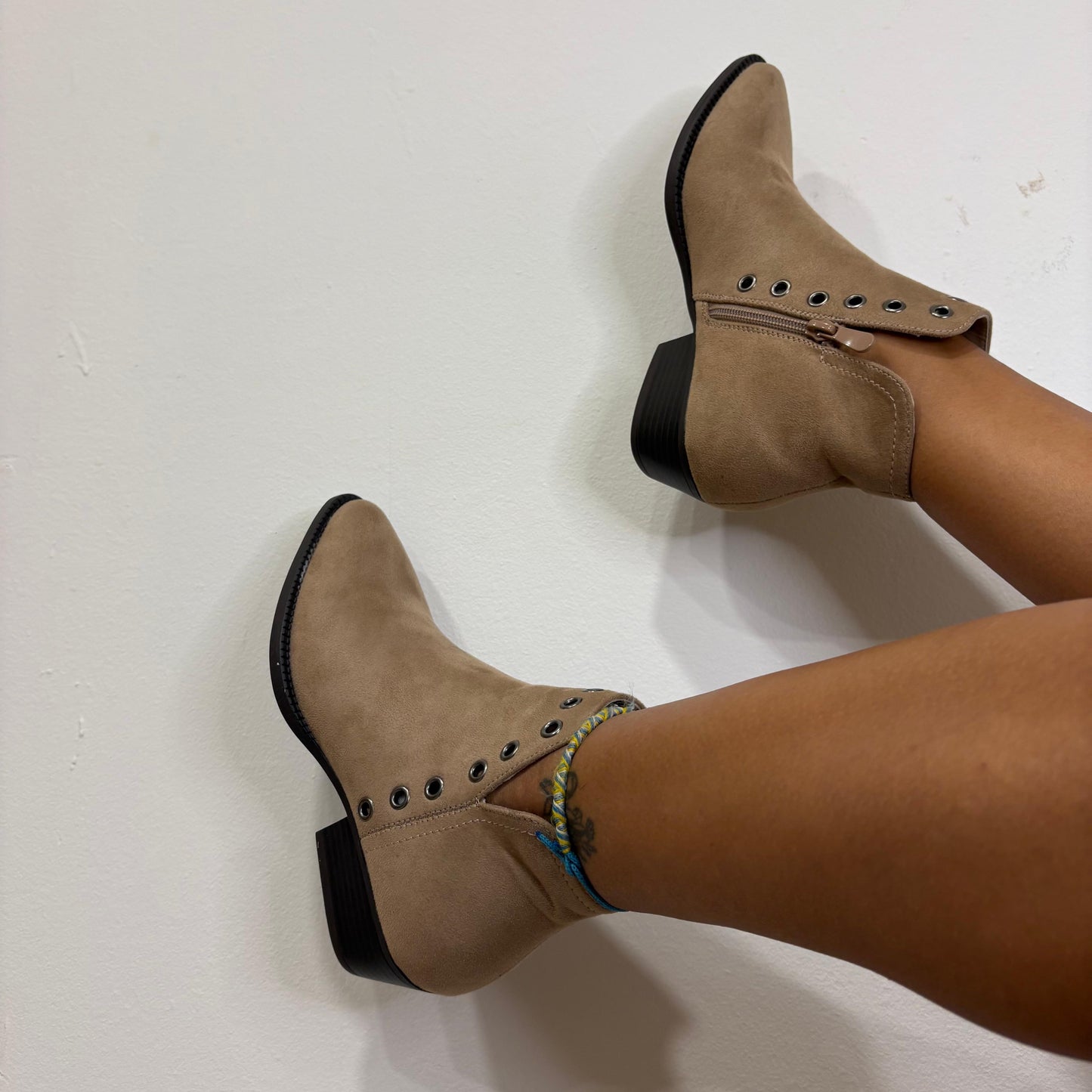 Botas Beige con Tachuelas – Caña Baja y Tacón Bajo