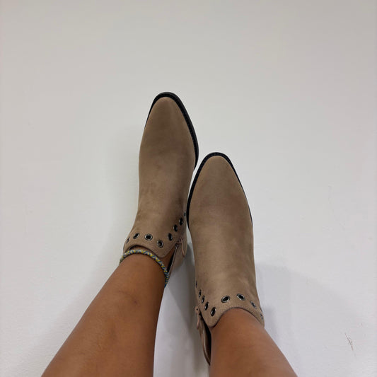 Botas Beige con Tachuelas – Caña Baja y Tacón Bajo
