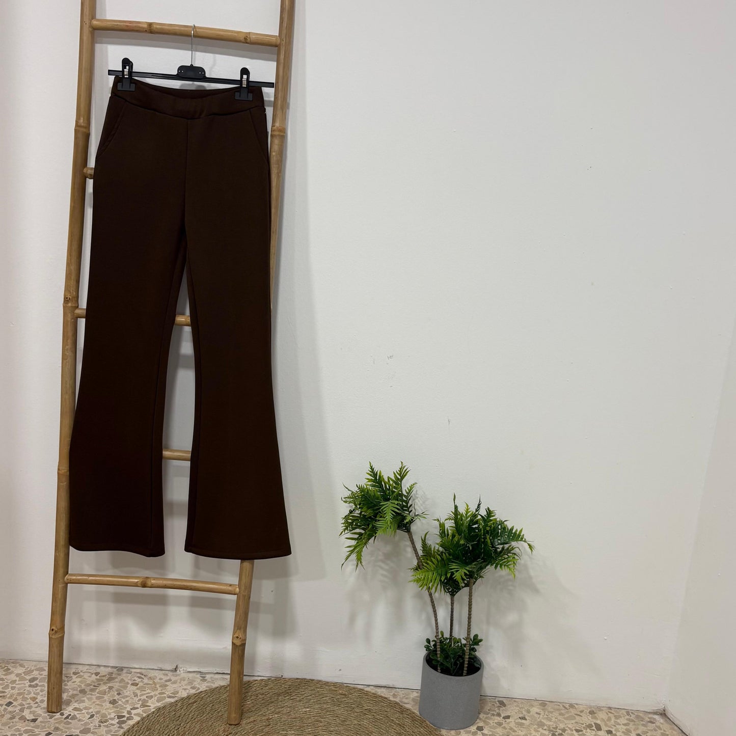 Pantalón de Chándal Campana – Comodidad y Estilo