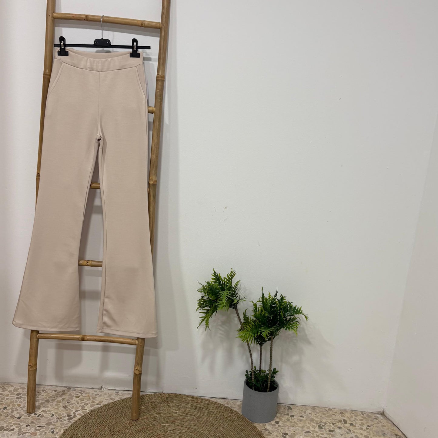 Pantalón de Chándal Campana – Comodidad y Estilo
