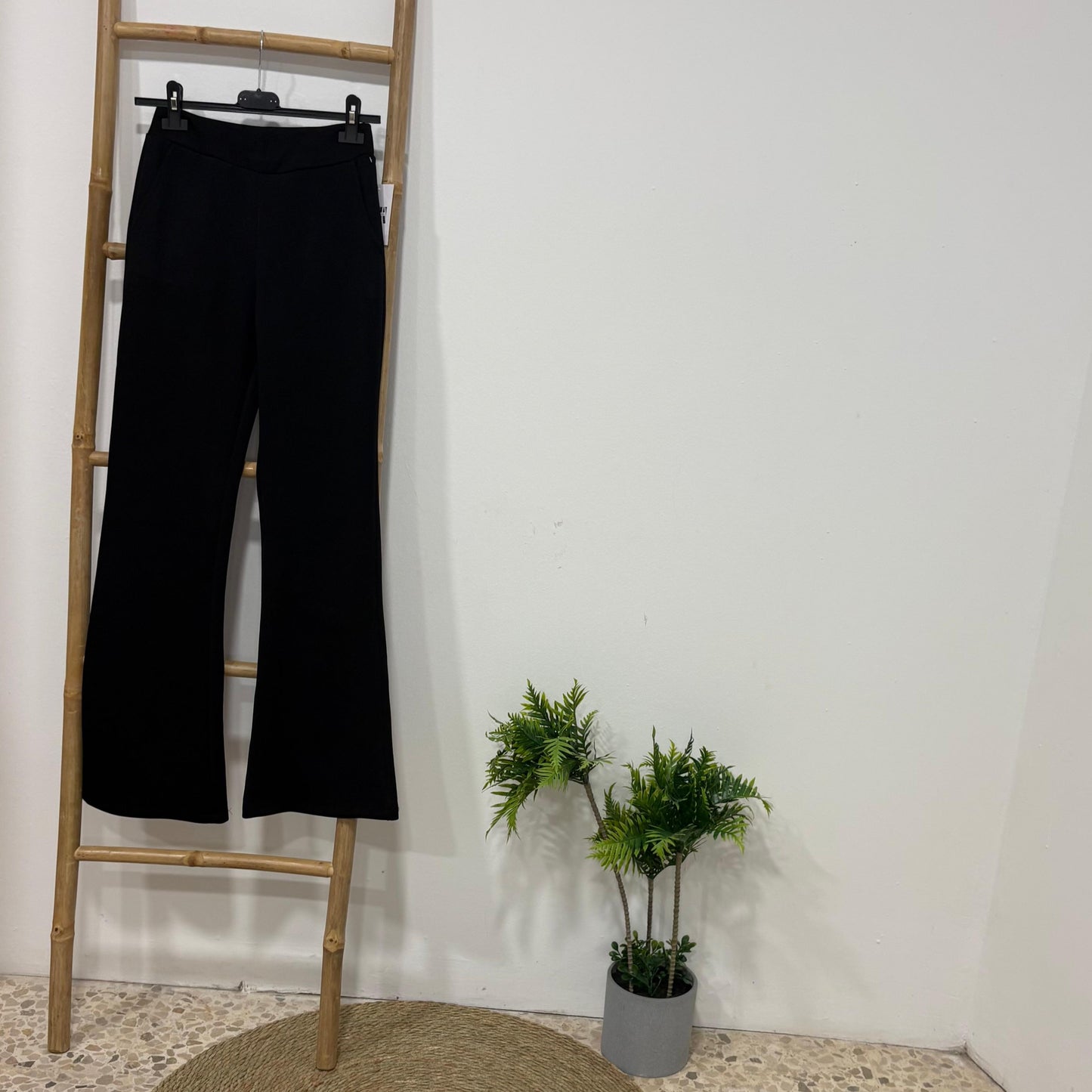 Pantalón de Chándal Campana – Comodidad y Estilo