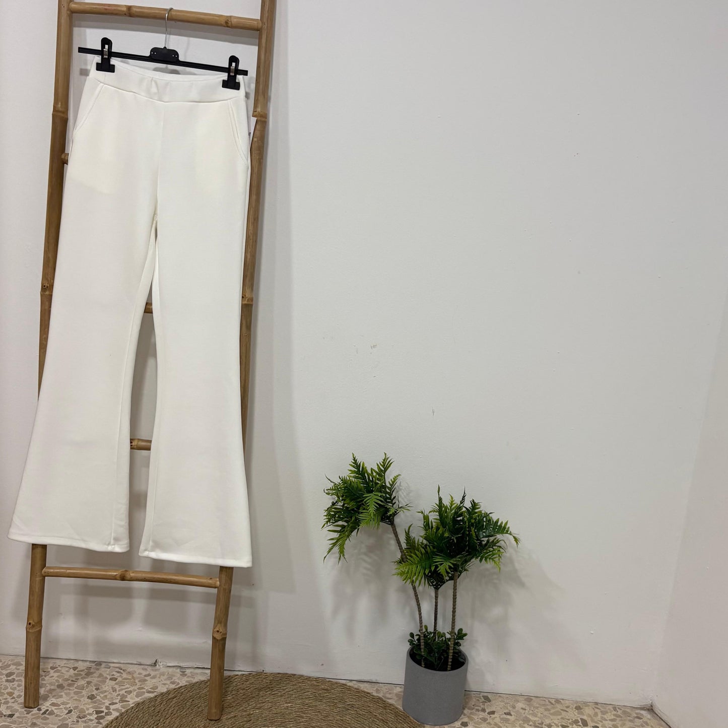 Pantalón de Chándal Campana – Comodidad y Estilo