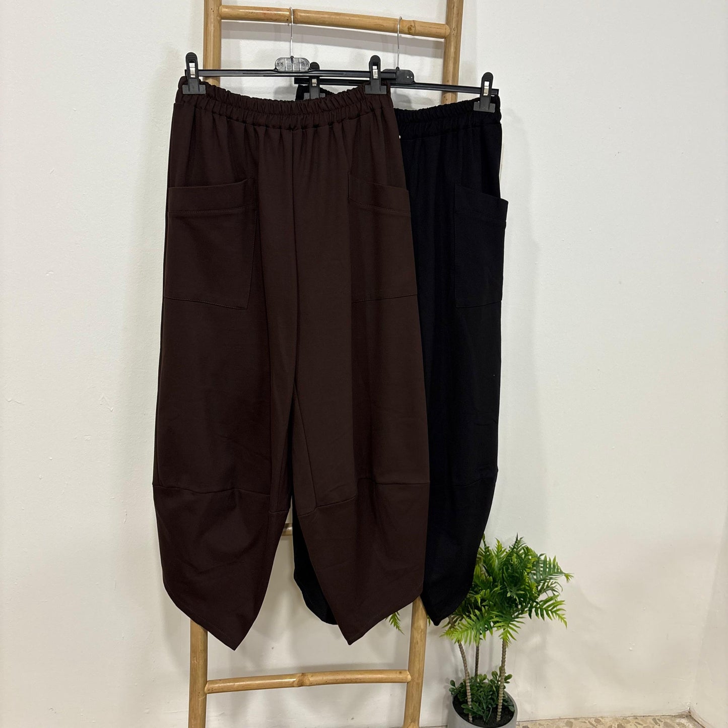 Pantalón Bombacho con Detalle de Cogida Abajo