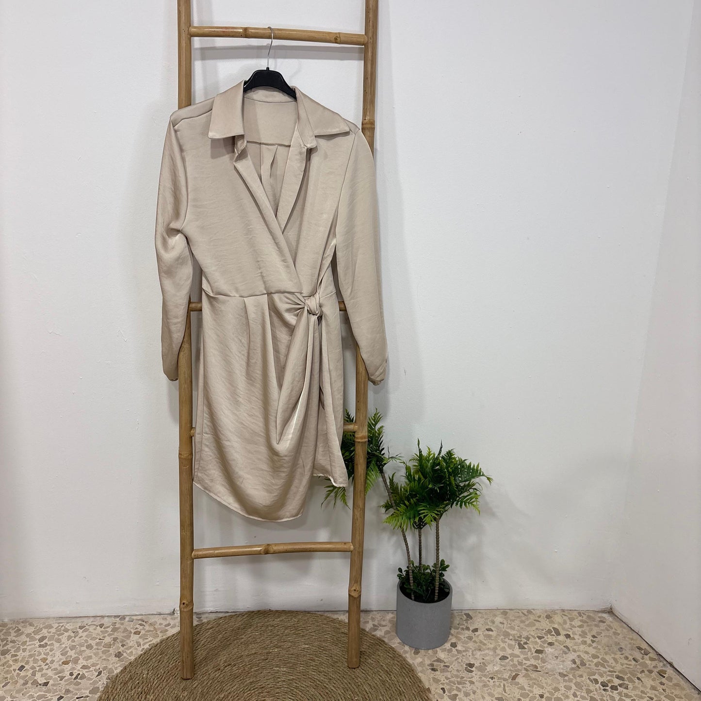 Vestido Corto de Raso con Manga Larga