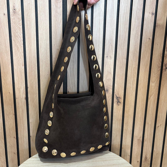 Bolso de piel de antelina con tachuelas doradas