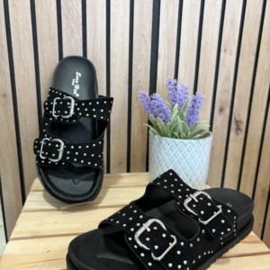 Sandalia negra tachuelas